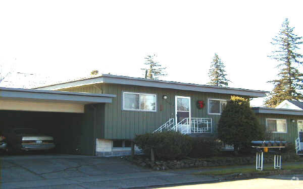 Primary Photo - Davis St. Apartments