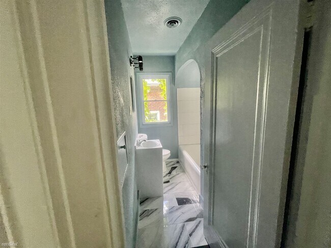 Building Photo - 2 br, 1 bath Duplex - 182 Eastlawn St Upst...