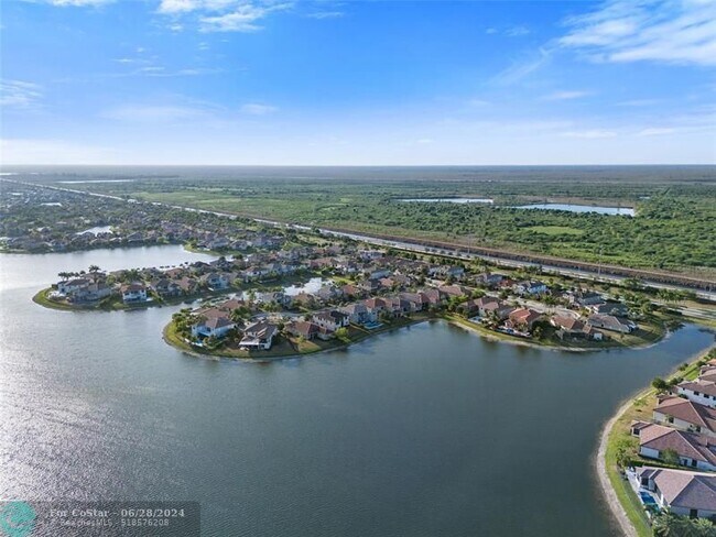 Foto del edificio - 9811 Lakeview Ln