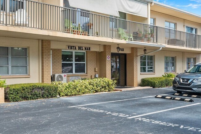 Foto del edificio - Waterfront Views! Fully updated 2/2 condo