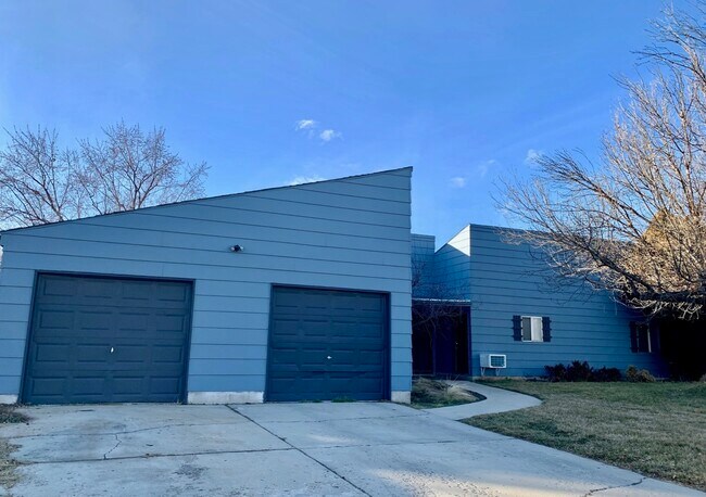 Building Photo - 2653 Siesta Ln