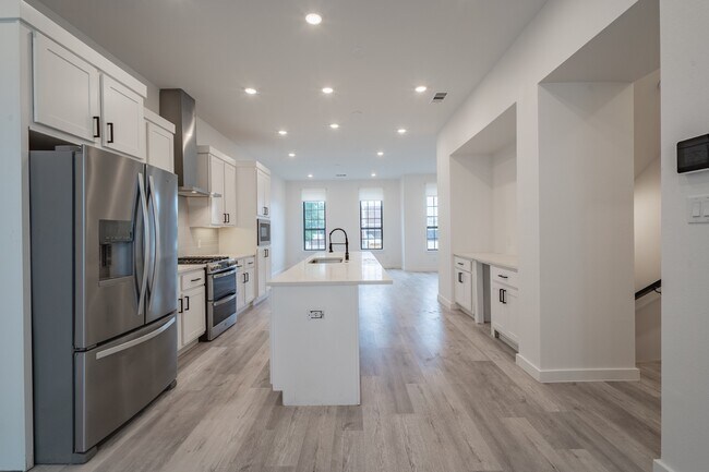 Foto del edificio - Gated Luxury Townhomes with yard + Roof Patio