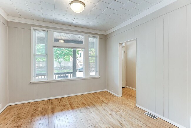 Entrada, sala de estar - 1224 7th St W