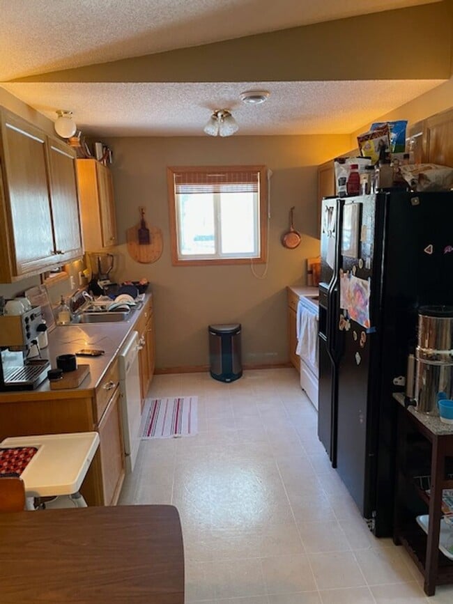 Building Photo - Main floor living! Available in February. 3 Bedroom, 1 Bathroom home