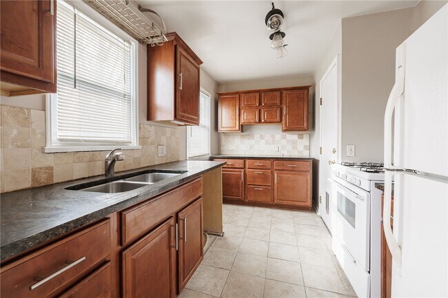 Foto del edificio - 131 Edgemont Rd