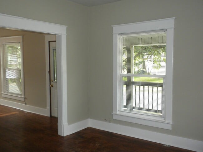 Building Photo - 3 Bedroom House-Downtown