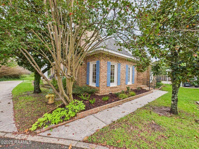 Building Photo - 523 Esplanade Dr