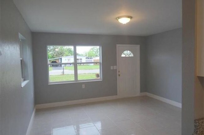 Building Photo - 882 Hyacinth Street