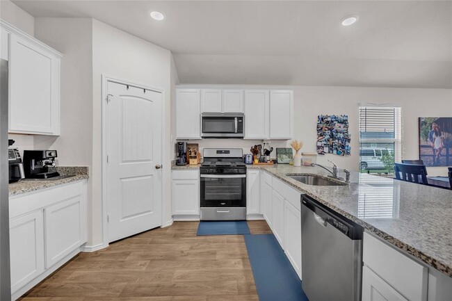 Building Photo - 185 Sandringham Lp