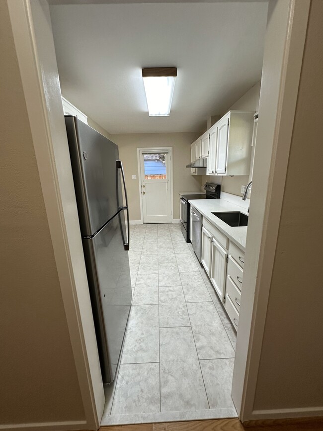 Kitchen - 2411 Casa Bona Ave