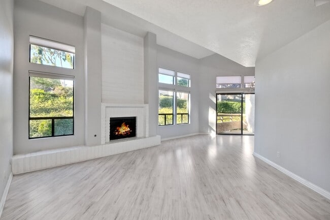 Foto del edificio - 1951 Swallow Ln