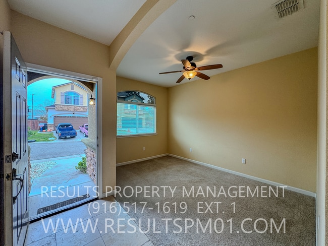 Building Photo - Spacious Beautiful Two Story Home