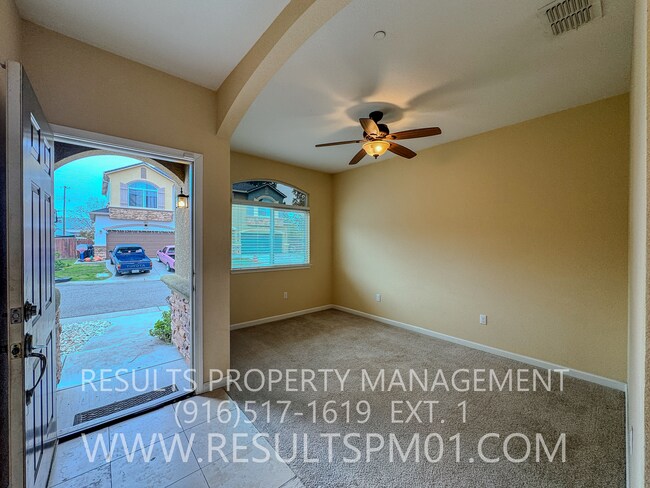 Foto del edificio - Spacious Beautiful Two Story Home