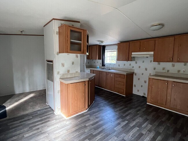Foto del edificio - 3 Bedroom, 2 bathroom Mobile Home on large lot