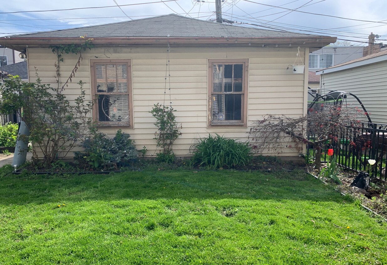 Patio - 2113 N Springfield Ave