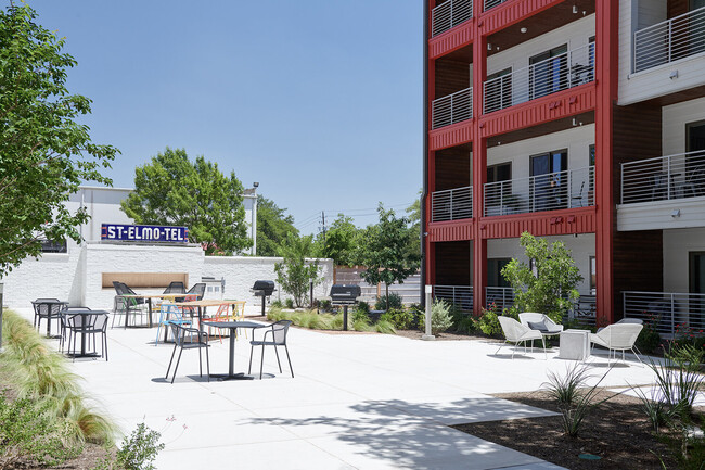 Courtyard with Fireplace and 2 grills - 4361 S Congress Ave