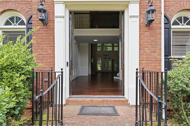 Foto del edificio - 730 Rose Creek Cir