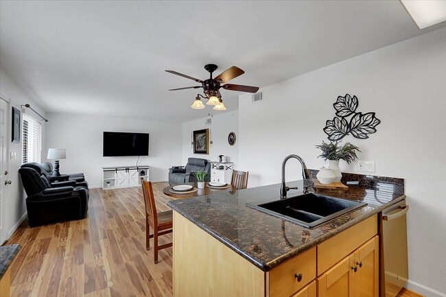 Foto del edificio - 6533 Greenback Ln