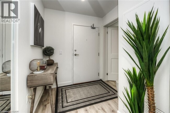 Building Photo - 251 Northfield Dr E