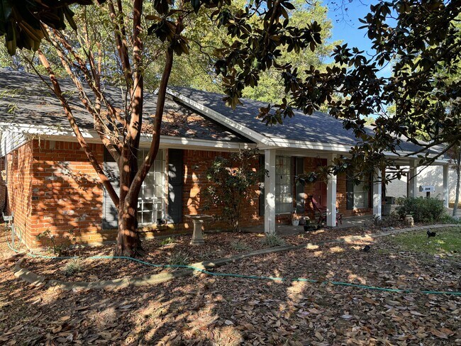 Building Photo - 2119 Edgewood Dr