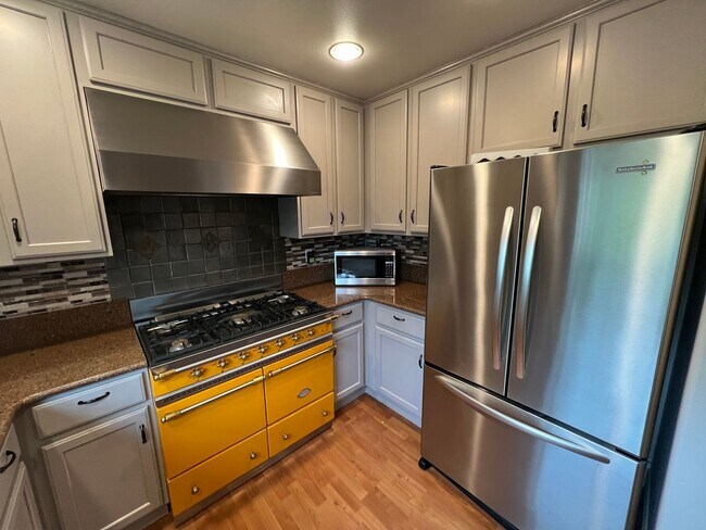 Building Photo - Stunning 4 Bed Home in Quiet Cul-De-Sac.
