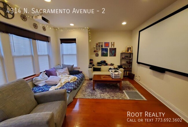 Building Photo - Horner Park – Updated Top Floor 2-Bedroom ...
