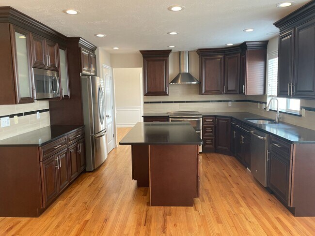 Foto del edificio - 6 Bedroom/3.2 Bath Home For Rent in Sandy