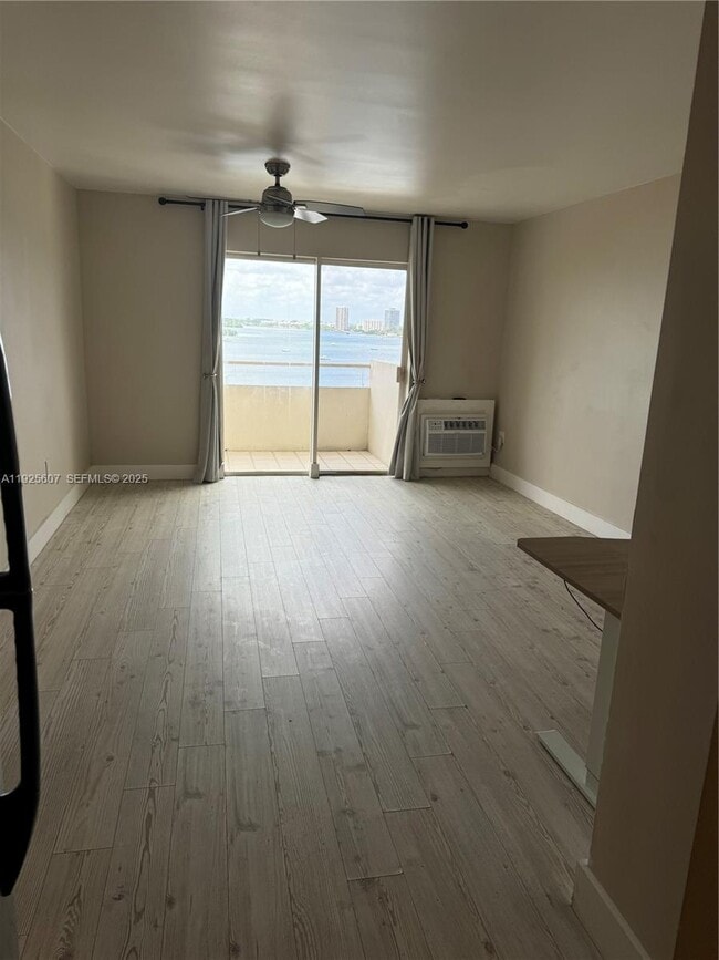 Foto del edificio - 7904 West Dr