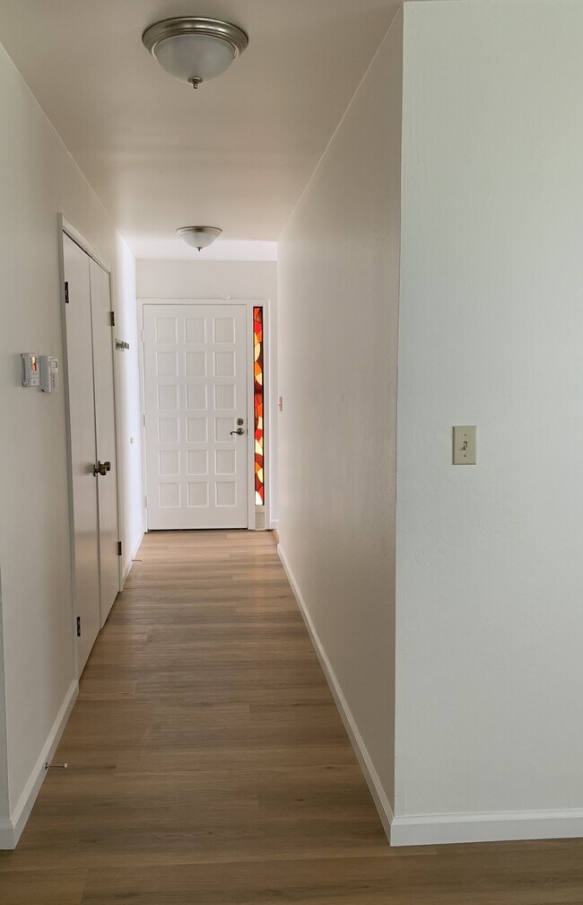 Building Photo - 16 Fairway Pl