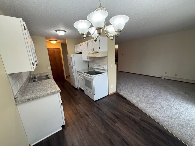 Foto del edificio - Charming 2-Bedroom, 1-Bath with Garage