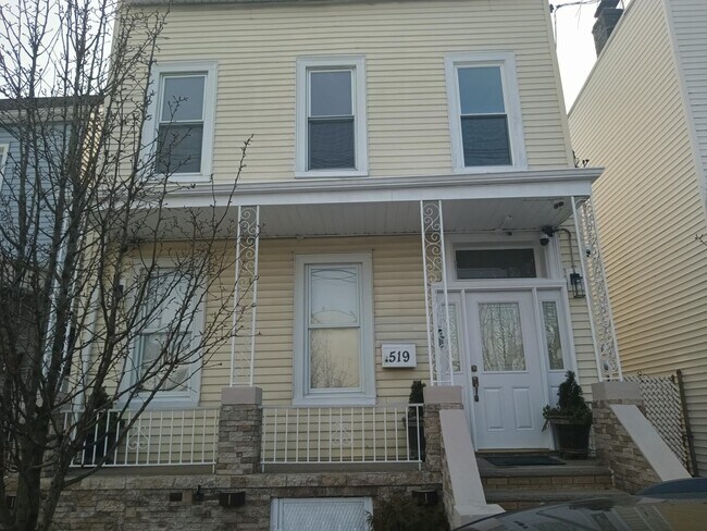 Building Photo - 519 44th St