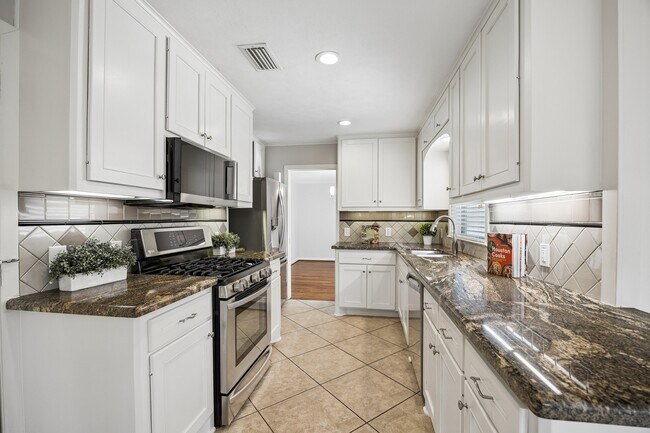 Foto del edificio - 2202 Lazybrook Dr