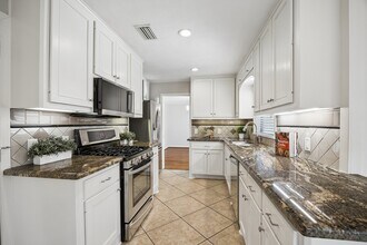 Building Photo - 2202 Lazybrook Dr