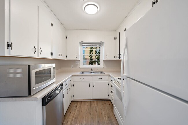 Foto del edificio - Charming 2-Bedroom End Unit townhome Avail...