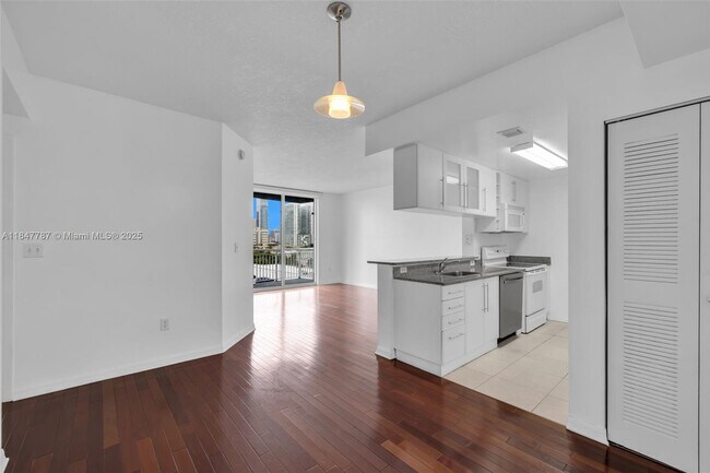 Building Photo - 275 NE 18th St