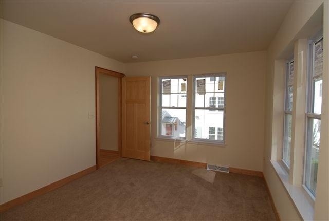 Foto del edificio - 1766 N Warren Ave