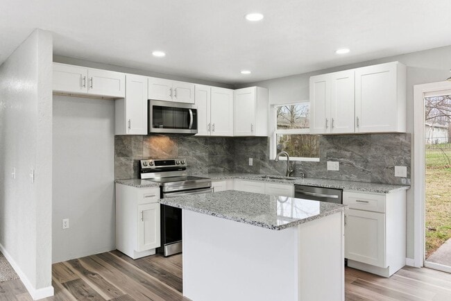 Building Photo - Newly Remodeled | 4 Bedroom | 3 Bathroom | 2 Ensuite's | Nixa, MO School District!