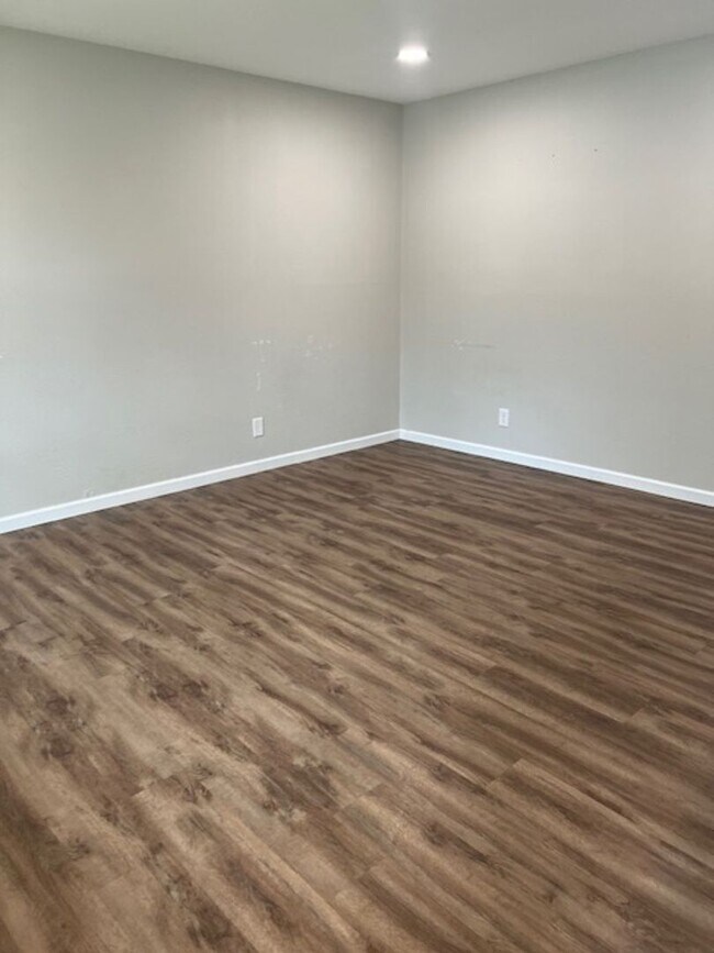 Building Photo - 4 Bedroom 2 bath house