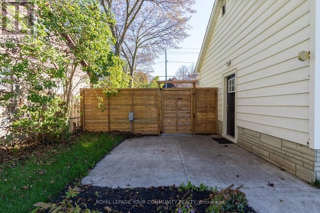 Photo du bâtiment - 210 Cox Mill Rd