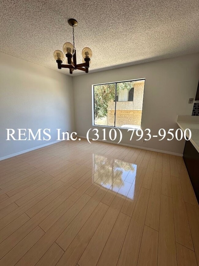 Building Photo - Remodeled Townhome with Garage and Laundry...