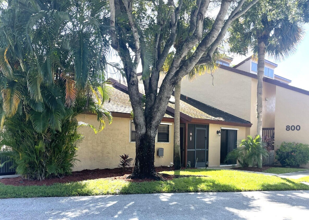 801 Lakeview Cir, Royal Palm Beach, FL 33411 Condo for Rent in Royal