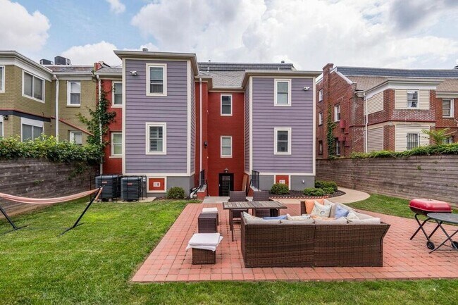 Foto del edificio - Terrific Trinidad Two-Bed PLUS Den | Pet-f...