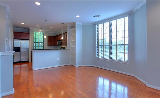 Building Photo - Beautiful 3-Story Townhome in Museum District