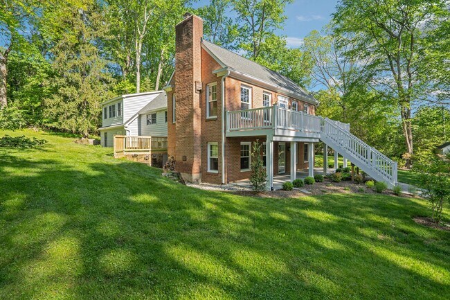 Building Photo - Spacious and Charming 5 BR/3 BA Single-Fam...