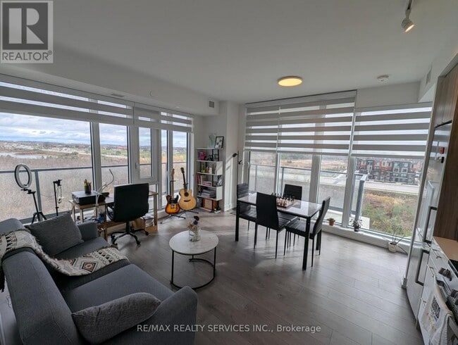 Photo du bâtiment - 225 Veterans Drive