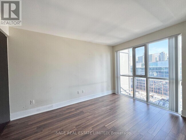 Photo du bâtiment - 560 Front St W