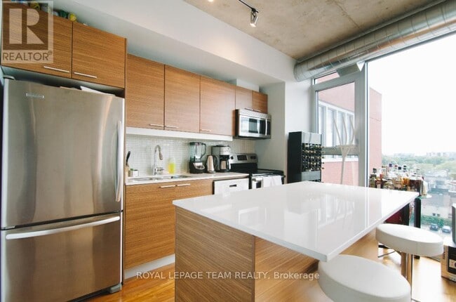 Building Photo - 349 McLeod St