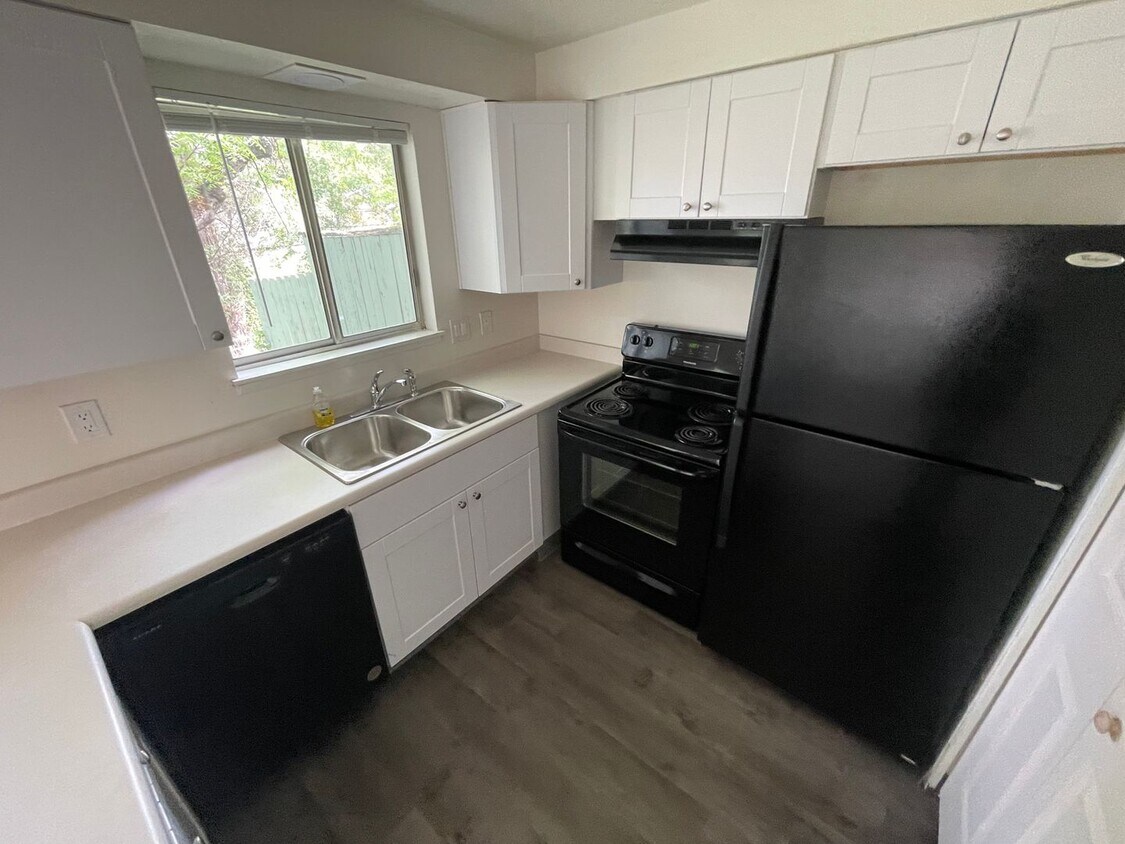 Primary Photo - 2121 E Barnett Rd