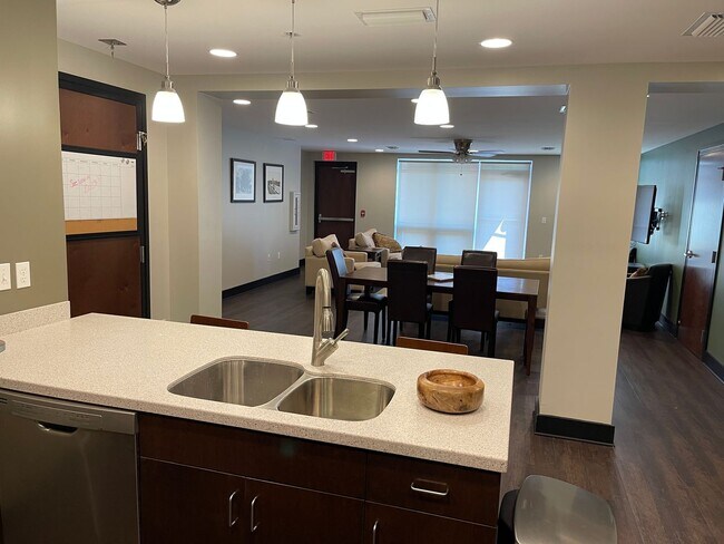 Foto del edificio - Beautiful Downtown Condo!