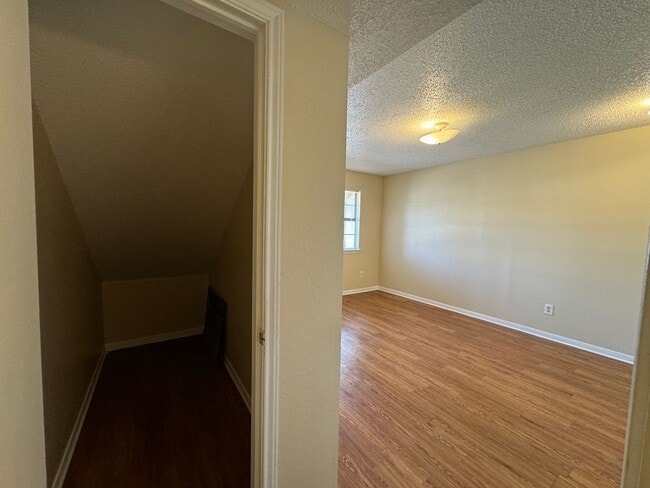 Building Photo - 4808 Rainbow Cir